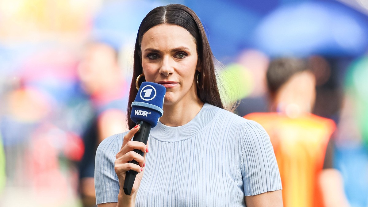 Esther Sedlaczek ARD Moderatorin GER, Slovakia SVK vs. Romania ROU, Fussball Europameisterschaft, UEFA EURO, EM, Europameisterschaft,Fussball 2024, Gruppe E, 3. Spieltag, 26.06.2024 GER, Slovakia SVK  ...