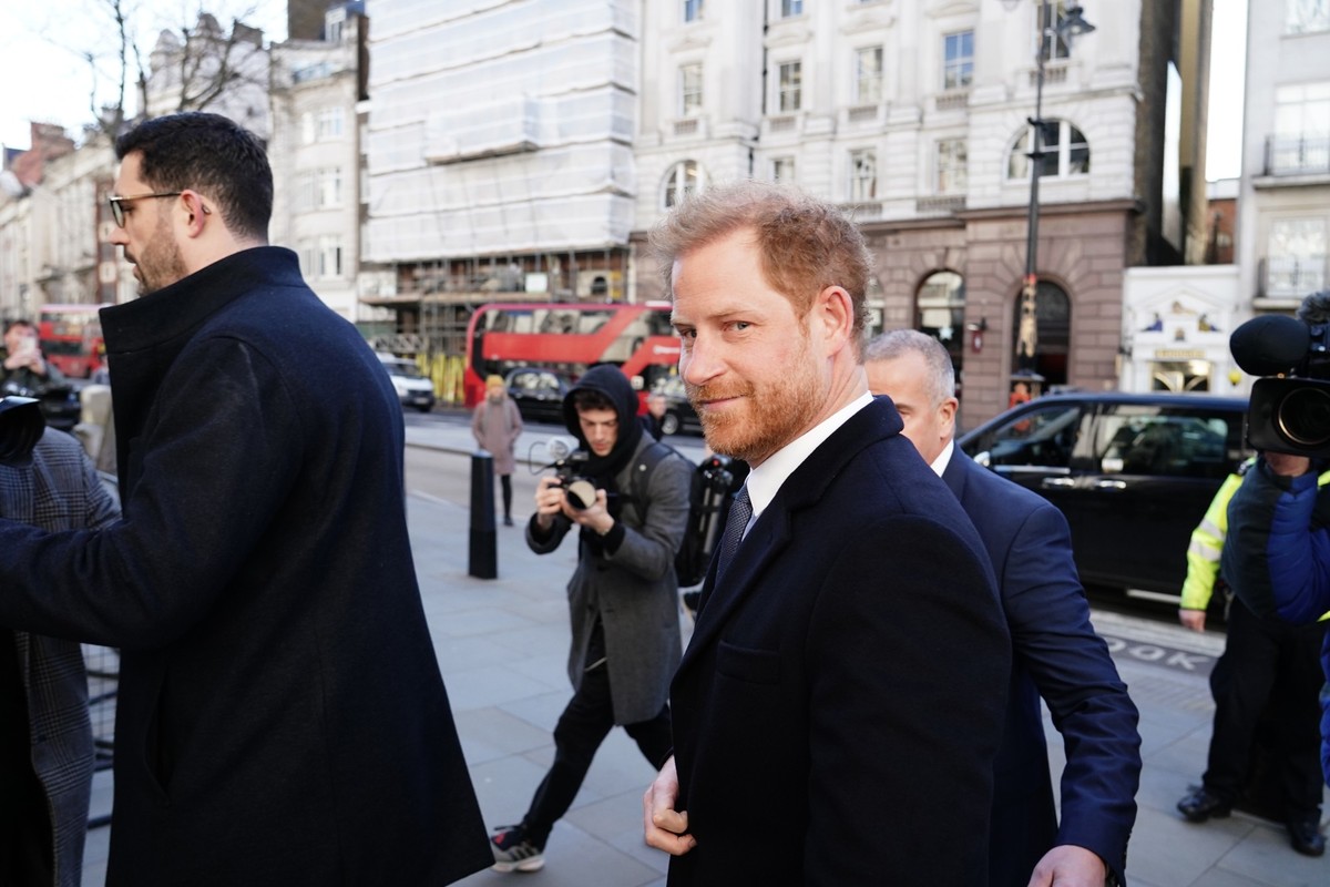 dpatopbilder - 27.03.2023, Gro�britannien, London: Prinz Harry (M), Herzog von Sussex, trifft vor einer Anh�rung vor dem Royal Courts Of Justice im Zentrum Londons ein. Sieben Personen - der Herzog vo ...