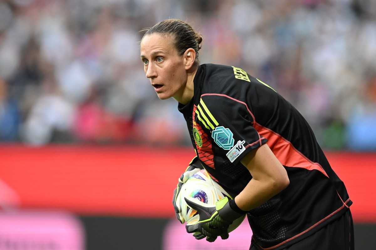 30.05.2025, Bremen: Fu�ball, Frauen: Nations League A Frauen, Deutschland - Niederlande, Gruppenphase, Gruppe 1, 5. Spieltag, Weserstadion. Ann-Katrin Berger, Torh�terin von Deutschland, beobachtet da ...