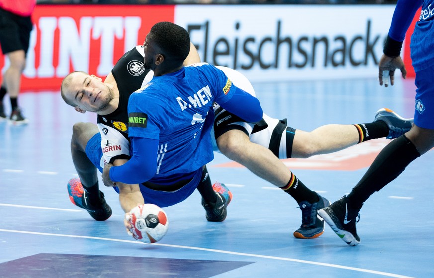 16.01.2019, Berlin: Handball: WM, Deutschland - Frankreich, Vorrunde, Gruppe A, 4. Spieltag. Deutschlands Paul Drux (l) und Frankreichs Dika Mem fallen zu Boden. Foto: Kay Nietfeld/dpa +++ dpa-Bildfun ...