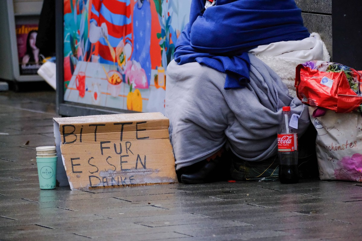 D�sseldorf 03.02.2024 Luxus Reichtum soziale Schere Einkaufsstrasse Einkaufstrasse Einkaufstra�e Modemeile Reichtum Armut Textilien Obdachloser Obdachlose Bettler Flaschensammler Leergut Flaschenpfand ...