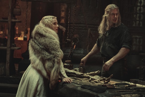 HANDOUT - 21.08.2020, Großbritannien, ---: Cirilla (Freya Allan, l.) und Geralt (Henry Cavill) in Staffel zwei von &quot;The Witcher&quot;. Geralt und Cirilla müssen Vertrauen zueinander aufbauen, er  ...