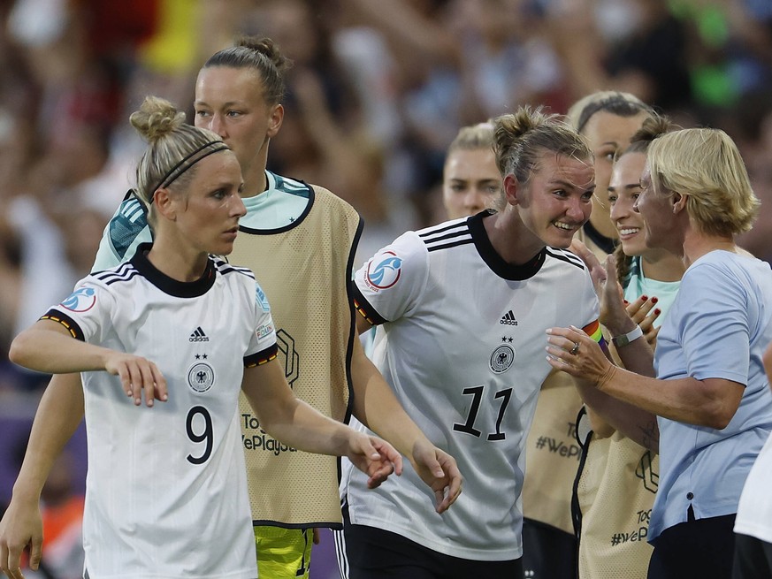 12.07.2022, Fussball, UEFA Womens EURO 2022, Deutschland - Spanien, GB, London, Brentford Community Stadium Bild: v. li. Jubel nach dem Tor zum 2:0, jubelnd, bejubelt, jubelt, jubeln, emotionen, Svenj ...