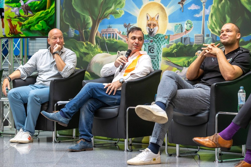 Berlin, 18.08.22, Handball: Bundesliga, Pressekonferenz zur Nachhaltigkeitsoffensive der Fuechse Berlin. v.l. Christopher Jahns, Vorstand Nachhaltigkeit, Geschaeftsfuehrer Bob Hanning, und Kapitaen Pa ...