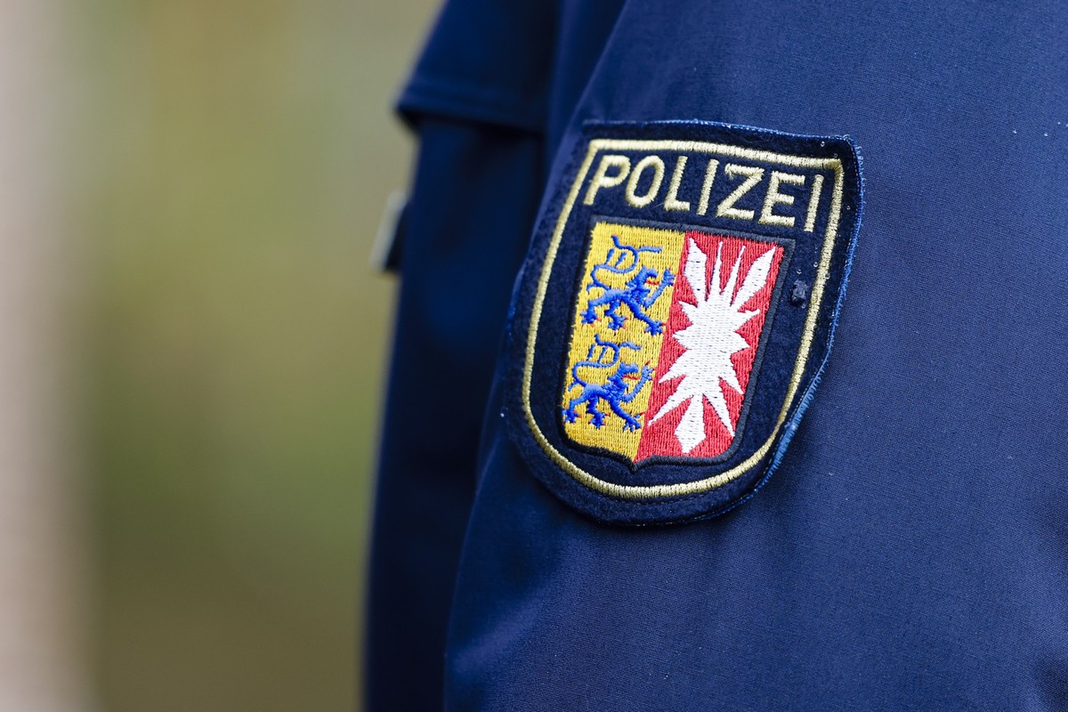 ARCHIV - 24.04.2024, Schleswig-Holstein, Kiel: Das Wappen der Polizei Schleswig-Holstein ist auf eine Jacke gen