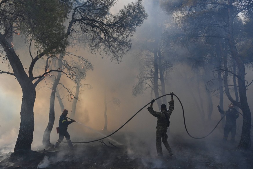 News Bilder des Tages Wildfire continues to destroy forest in Parnitha near Athens Firefighters try to extinguish a wildfire that continues to destroy forest land in mount Parnitha near Athens. Parnit ...