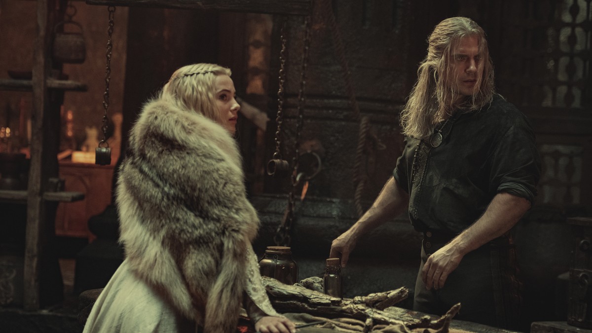 HANDOUT - 21.08.2020, Großbritannien, ---: Cirilla (Freya Allan, l.) und Geralt (Henry Cavill) in Staffel zwei von "The Witcher". Geralt und Cirilla müssen Vertrauen zueinander aufbauen, er ...