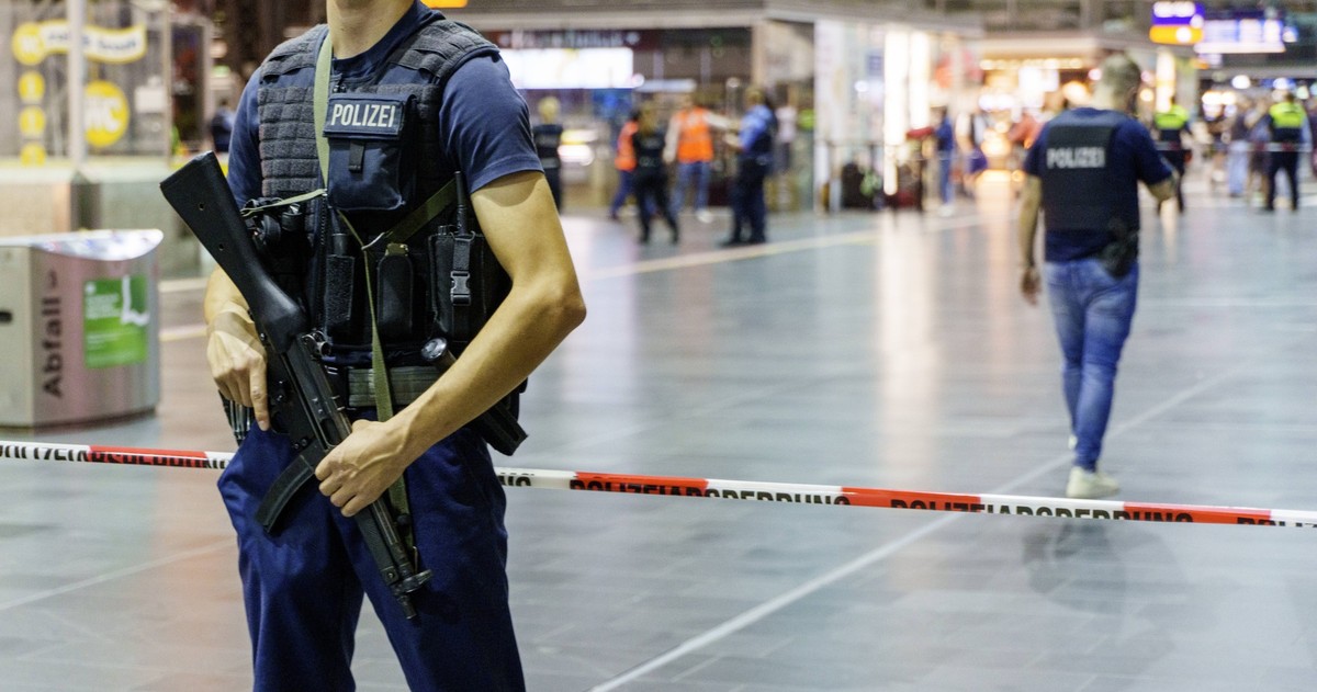 20.08.2024, Hessen, Frankfurt/Main: Ein Polizist sichert einen abgesperrten Bereich. Am Frankfurter Hauptbahnhof hat ein Mann einen anderen Mann erschossen. Foto: Andreas Arnold/dpa +++ dpa-Bildfunk + ...