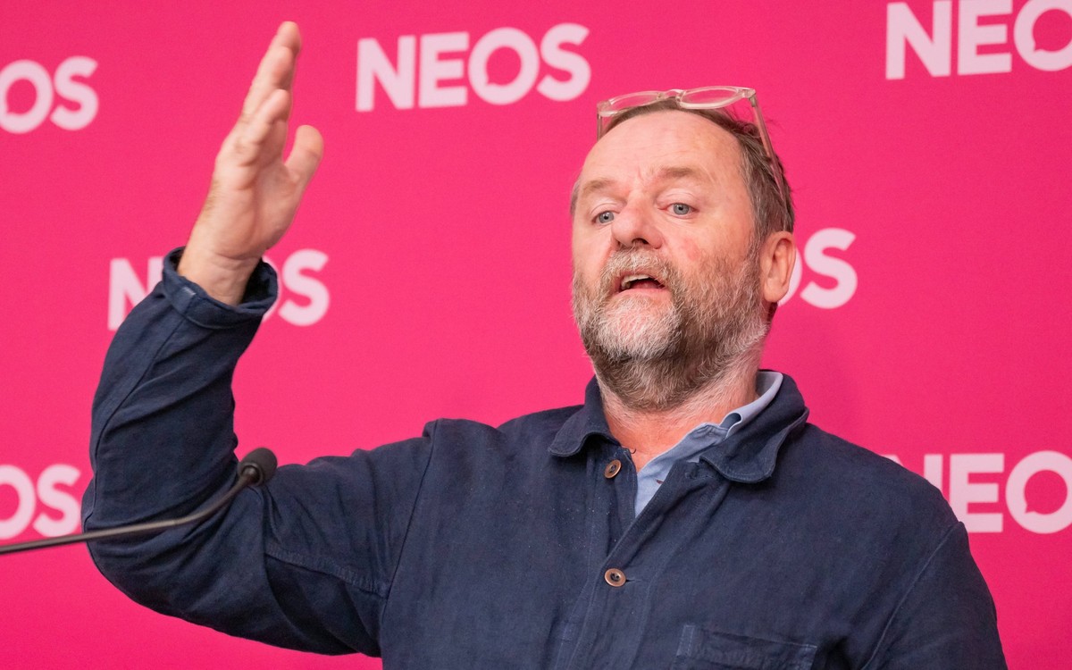 20231017 PK NEOS -So retten wir den Mittelstand- mit Klubobfrau R. Meinl-Reisinger WIEN, OESTERREICH - 17. OKTOBER: Unternehmer, Gastronom und Politiker Sepp Schellhorn waehrend der Pressekonferenz -S ...