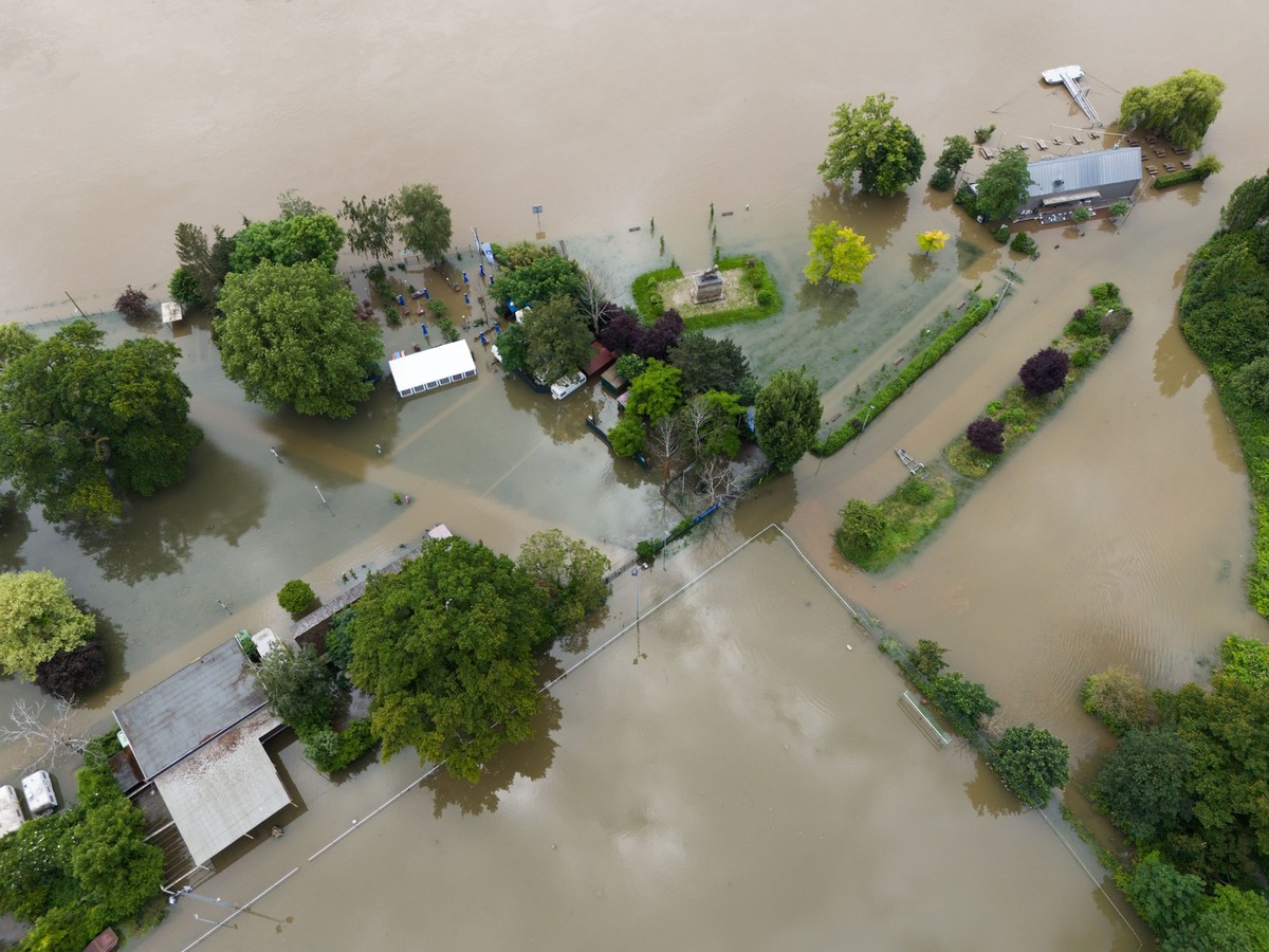 03.06.2024, Hessen, Hattenheim: Das Hochwasser des Rhein hat den Uferbereich in Hattenheim samt einer Gaststätte überschwemmt (Luftaufnahme mit einer Drohne). Der Pegel des Rheins soll zunächst weiter ...