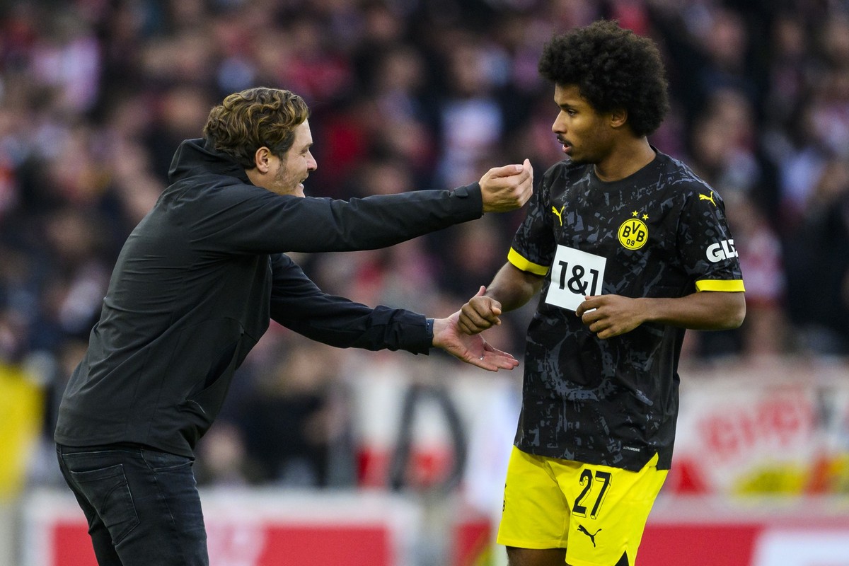 11.11.2023, Baden-Württemberg, Stuttgart: Fußball: Bundesliga, VfB Stuttgart - Borussia Dortmund, 11. Spieltag, MHPArena. Dortmunds Trainer Edin Terzic (l) spricht mit Dortmunds Karim Adeyemi (r). Er  ...