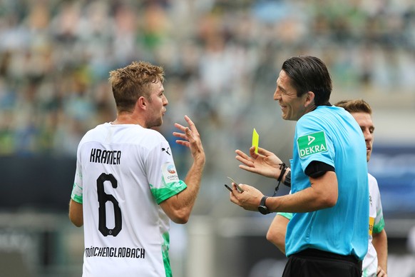 1. Bundesliga Borussia Moenchengladbach - Hertha BSC Gladbachs Christoph Kramer links wird von Schiedsrichter Deniz Aytekin verwarnt, weil er einen Freisto zu frueh ausgefuehrt hat - 27.06.2020, Fussb ...