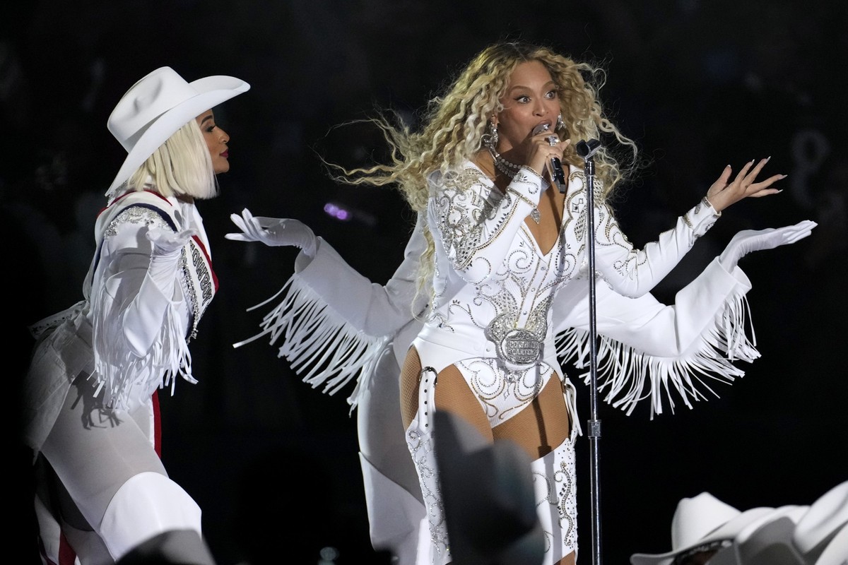 ARCHIV - 25.12.2024, USA, Houston: American Football: Profiliga NFL, Houston Texans - Baltimore Ravens; Hauptrunde, Hauptrunde-Partien, 17. Spieltag: Beyoncé tritt in der Halbzeitpause des NFL-Footbal ...