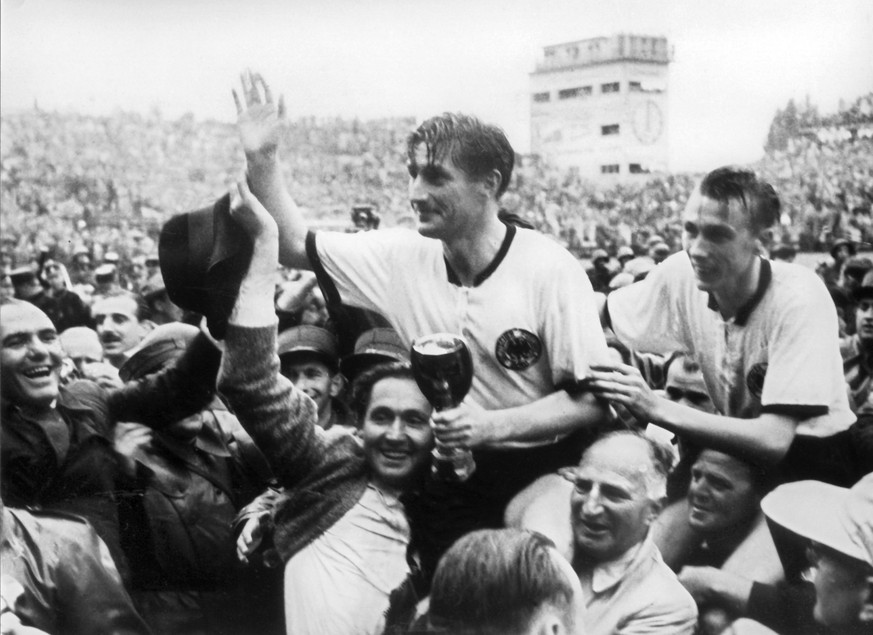 Tradition in Schwarz-Weiß hat's schwer im PS4-Zeitalter. Fritz Walter (M.) und Horst Eckel nach dem WM-Erfolg 1954.