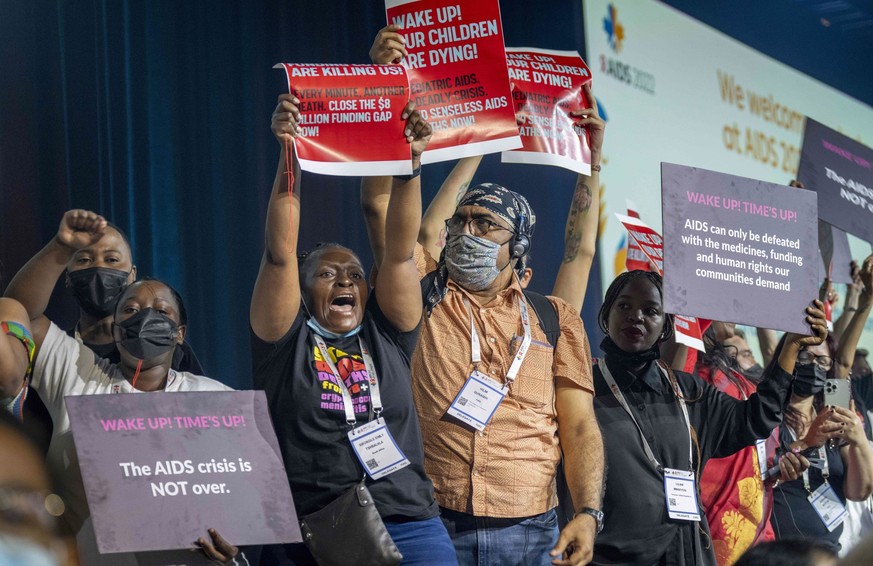 Protestierende stürmten bei der Internationalen Aids Konferenz in Montreal die Bühne. 