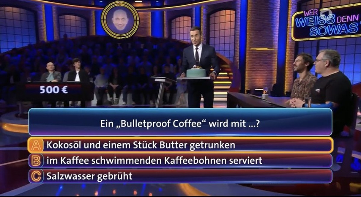 Kai Pflaume nimmt die Torte nach der ersten Spielrunde wieder weg.