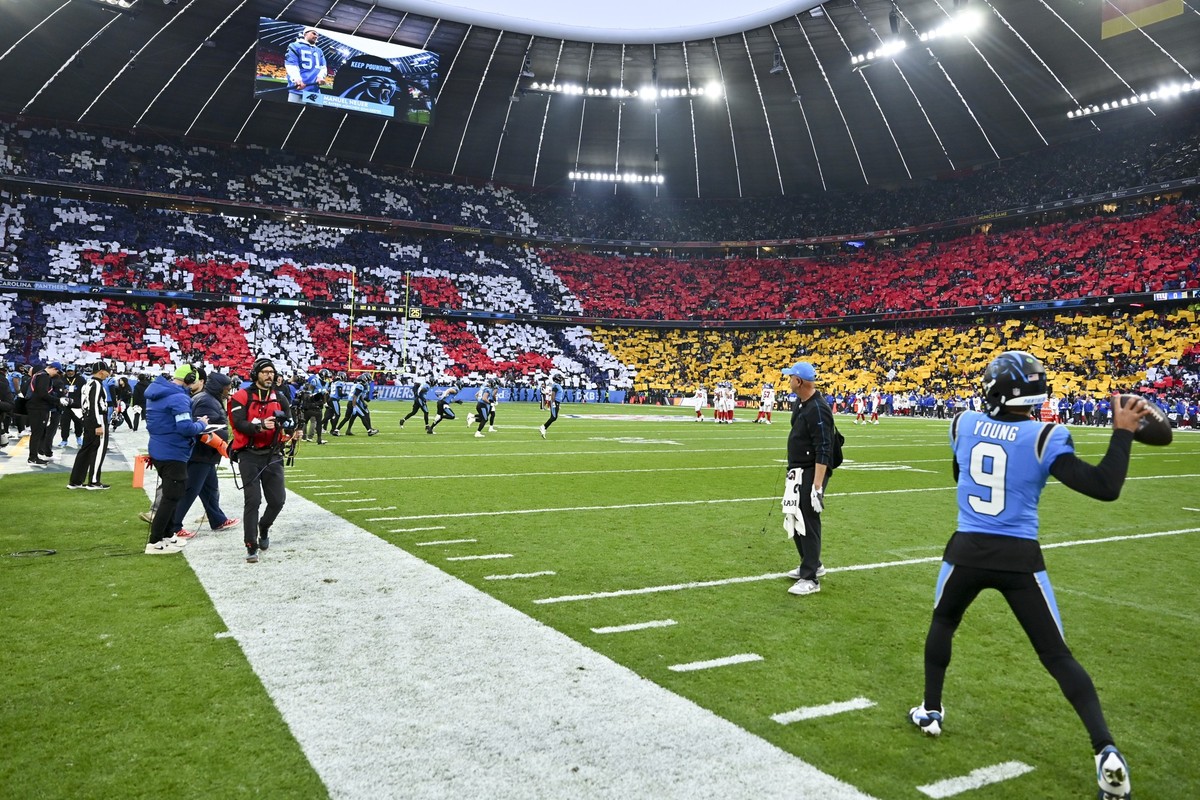 10.11.2024, Bayern, München: American Football: Profiliga NFL, Carolina Panthers - New York Giants, Hauptrunde, Hauptrunde-Partien, Spieltag 10, Allianz Arena, Carolina Panthers Quarterback Bryce Youn ...