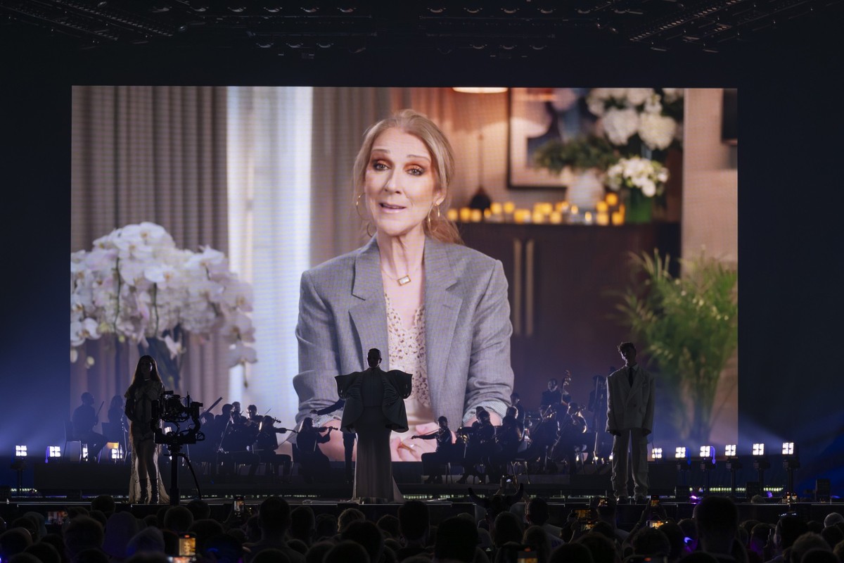 12.05.2025, Schweiz, Basel: Eine Videobotschaft von Celine Dion w