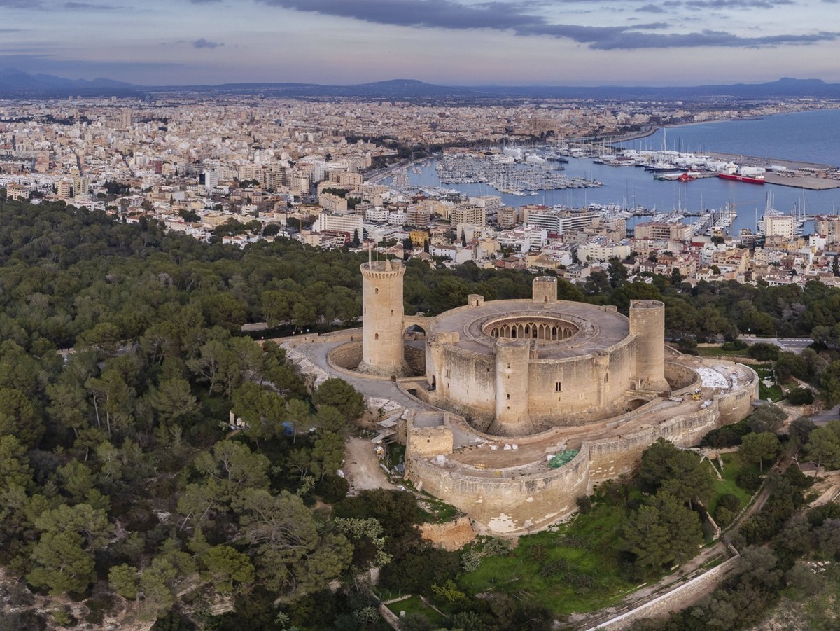 Bellver castle on the bay of Palma Bellver castle on the bay of Palma, Majorca, Balearic Islands, Spain Copyright: xZoonar.com/TOLOxBALAGUERx 21450460
