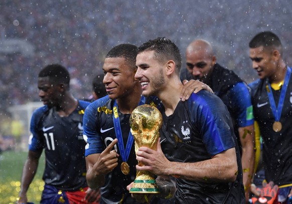 FUSSBALL WM 2018 FINALE ------- Frankreich - Kroatien 15.07.2018 JUBEL Weltmeister Frankreich; Kylian Mbappe (li) und Lucas Hernandez (re) mit dem WM Pokal *** FIFA World Cup 2018 FINALE France Croati ...