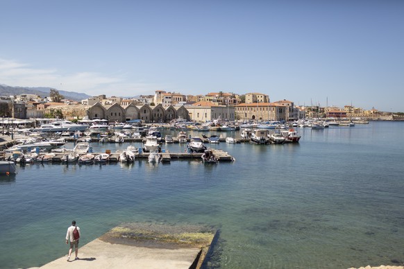 11.05.2022, Griechenland, Chania: Blick auf den alten Hafen der Stadt Chania auf der Insel Kreta. Foto: Socrates Baltagiannis/dpa +++ dpa-Bildfunk +++