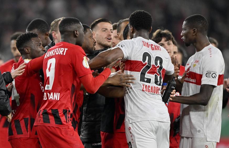 nach Spielende: Rudelbildung nach Provokation der Frankfurter Randal Kolo Muani Eintracht Frankfurt SGE 09 Dan-Axel Zagadou VfB Stuttgart 23 Serhou Guirassy VfB Stuttgart 09 DFB-Pokal VfB Stuttgart vs ...