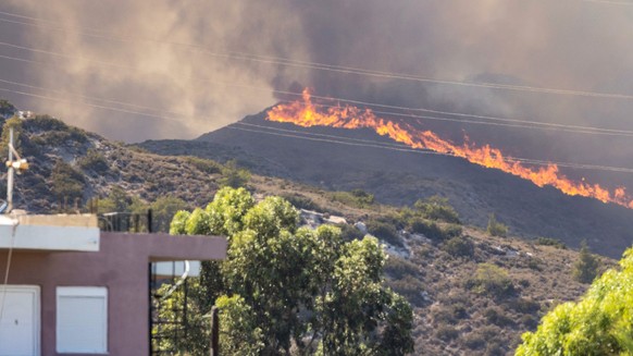 dpatopbilder - 25.07.2023, Griechenland, Gennadi: Am Mittag ist Nahe der Ortschaft Gennadi ein neuer Waldbrand ausgebrochen. Hitze am Mittelmeer - Tausende Menschen fliehen vor Waldbr