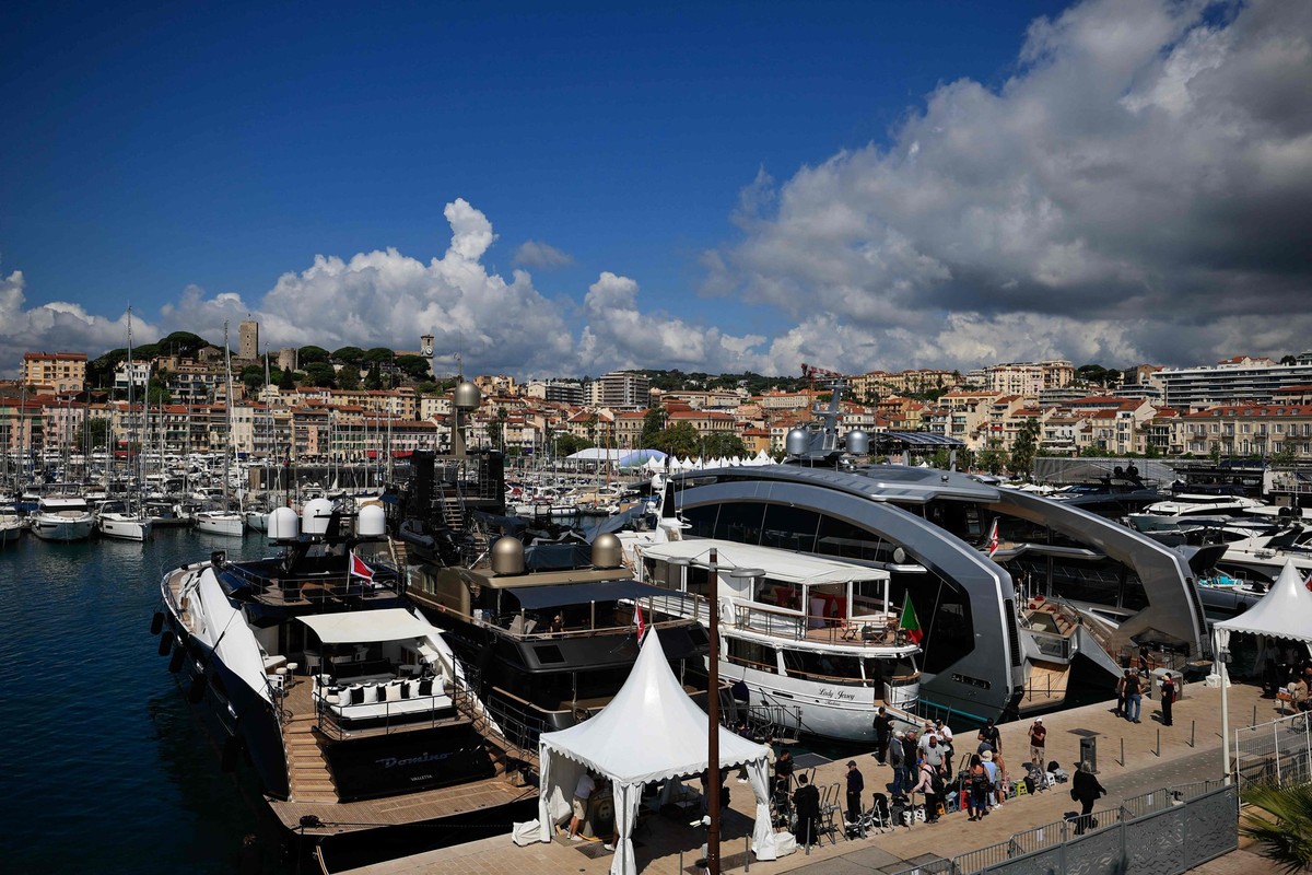 13.05.2025, Frankreich, Cannes: Luxusyachten liegen im alten Hafen vor Anker, von einer Terrasse des Palais des Festivals aus gesehen. Am Abend werden die 78. Internationalen Filmfestspiele offiziell  ...