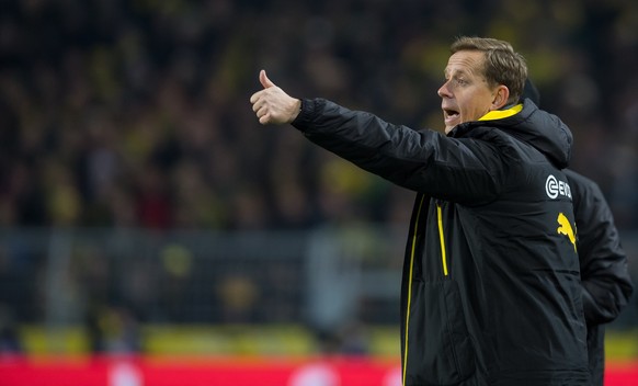 Fußball: Bundesliga, Borussia Dortmund - 1899 Hoffenheim, 17. Spieltag am 16.12.2017 im Signal Iduna Park, Dortmund (Nordrhein-Westfalen). Dortmunds Co-Trainer Jörg Heinrich hebt an der Seitenlinie de ...