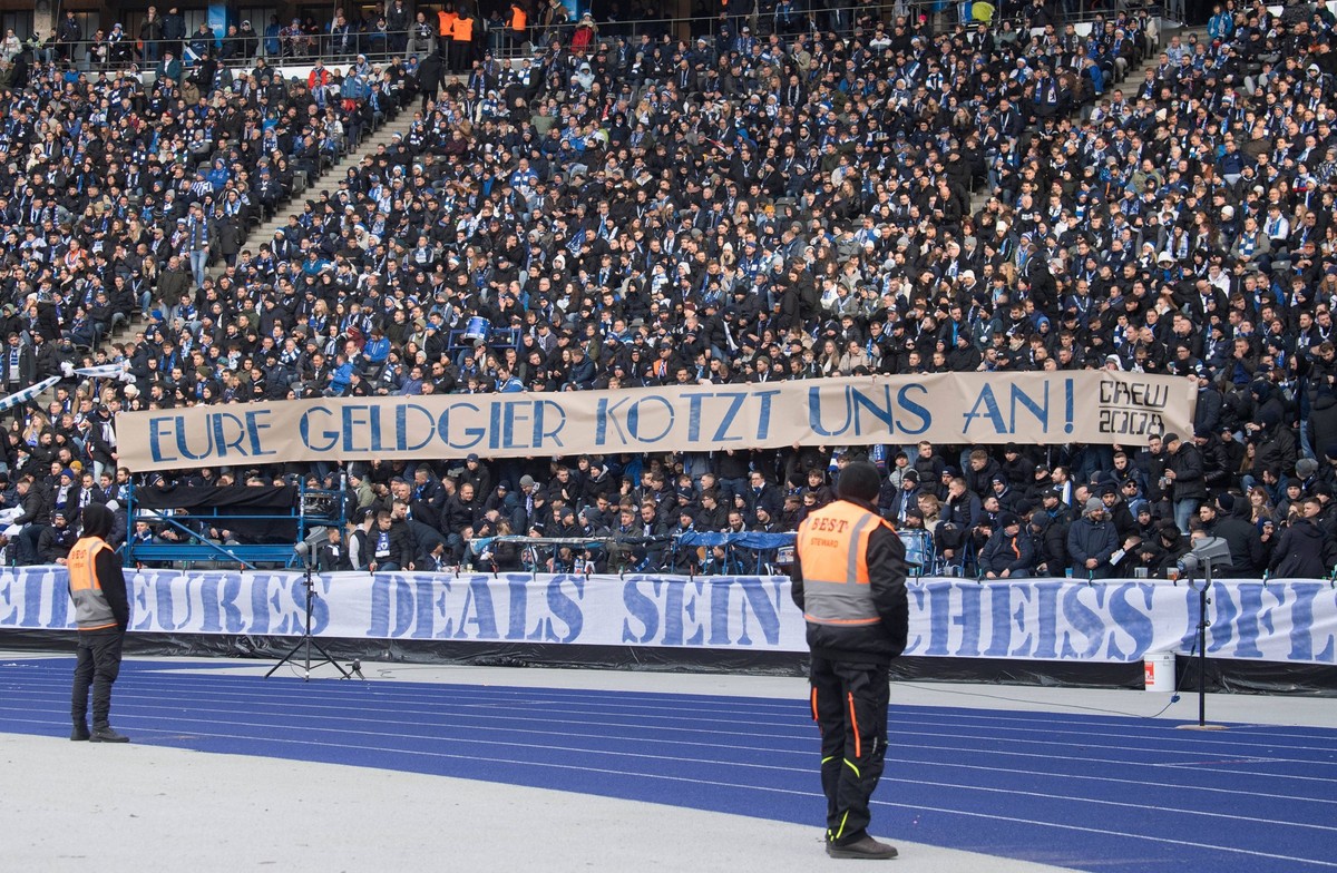 Fussball, Herren, Saison 2023/2024, 2. Bundesliga 17. Spieltag, Hertha BSC - VfL Osnabr�ck, Fans von Hertha protestieren mit Transparenten gegen den geplanten Investoren-Einstieg in die DFL, 16.12. 20 ...