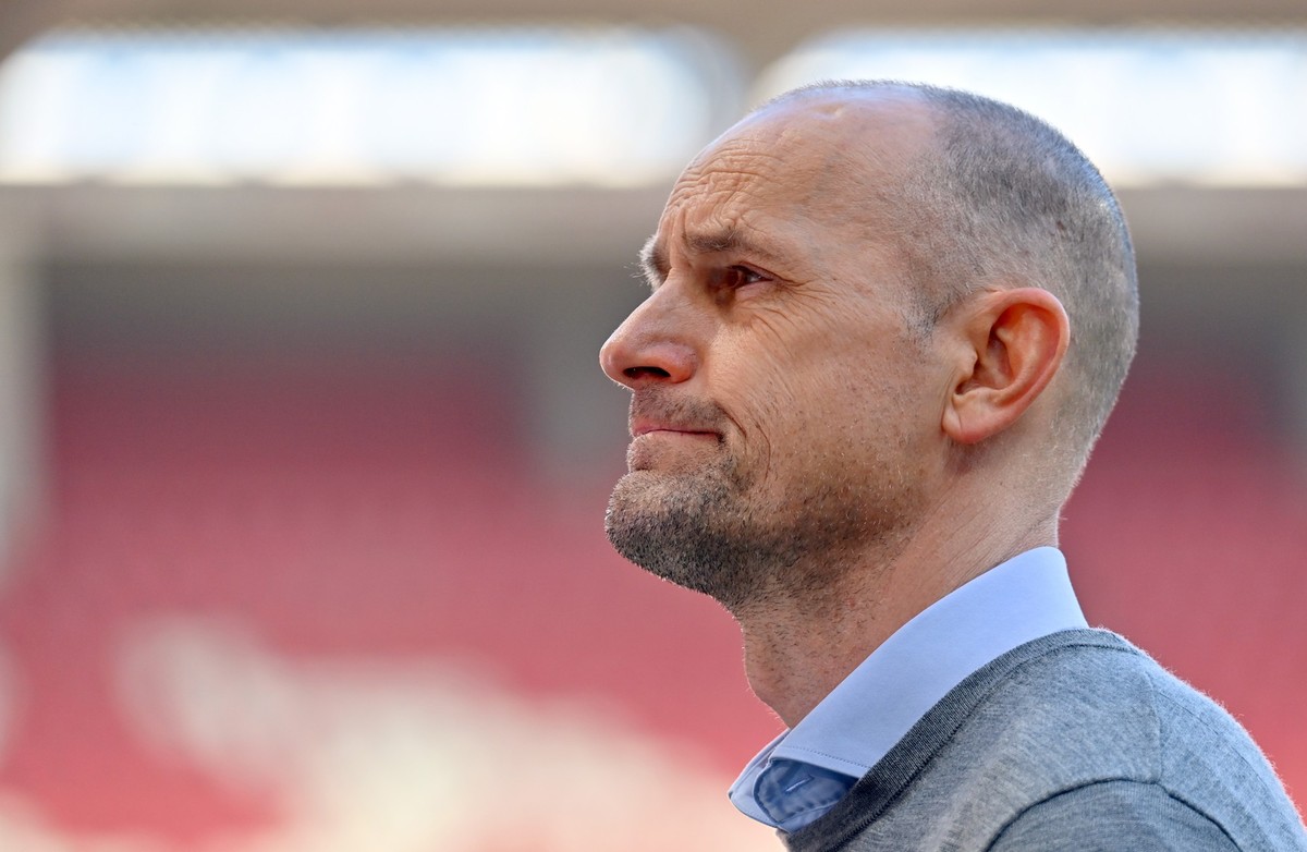 ARCHIV - 28.02.2021, Rheinland-Pfalz, Mainz: Fu�ball: Bundesliga, FSV Mainz 05 - FC Augsburg, 23. Spieltag in der Opel Arena. Augsburgs damaliger Trainer Heiko Herrlich vor dem Spiel beim Interview. ( ...