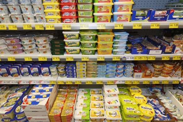 Butter und Margarine in einem Lebensmittelmarkt, Paffrath, Bergisch Gladbach, Nordrhein-Westfalen, Deutschland, Europa