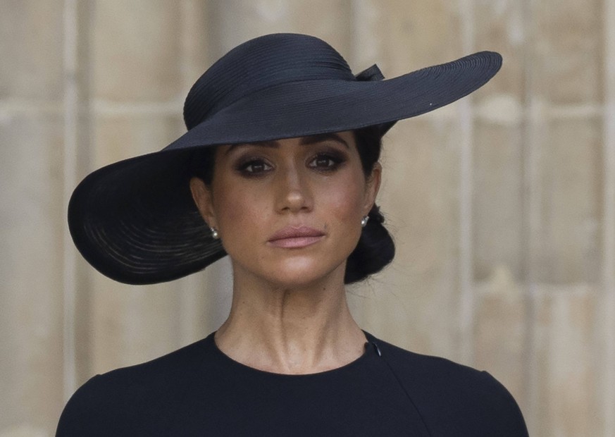 . 19/09/2022. London, United Kingdom. Meghan Markle, the Duchess of Sussex watches the coffin of Queen Elizabeth II leaving Westminster Abbey in London at the end of the State Funeral Service. PUBLICA ...