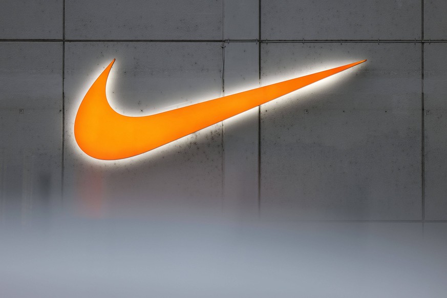Der Swoosh ist das Symbol des Schuh- und Sportartikelherstellers Nike. Er gehört zu den bekanntesten Markenzeichen der Welt. Themenbild, Symbolbild Kerpen, 28.01.2023 NRW Deutschland *** The swoosh is ...