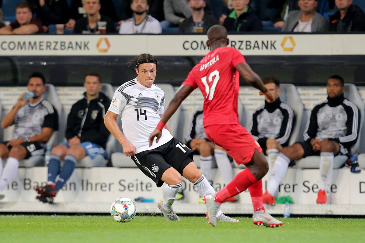 Nico Schulz ( Deutschland ) Luis Advincula ( Peru ) , Freundschaftsspiel, Laenderspiel, Deutschland vs. Peru, DFB regulations prohibit any use of photographs as image sequences and/or quasi-video, Fre ...