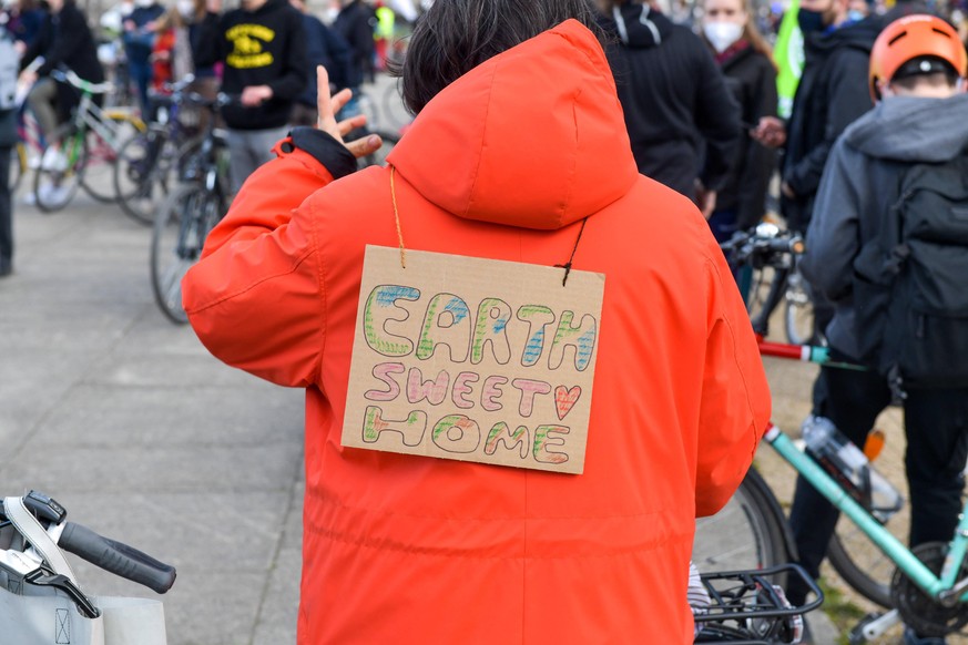 Berlin, Deutschland 23. April 2021: Am heutigen Freitag fand in der Hauptstadt Berlin eine fridays for future Fahrradkundgebung statt. Hier der Start im Invalidenpark. Berlin *** Berlin, Germany 23 Ap ...