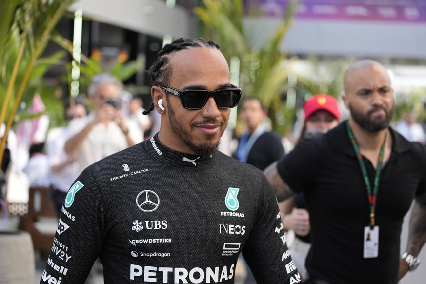 07.03.2024, Saudi-Arabien, Jeddah: Motorsport: Formel-1-Weltmeisterschaft, Grand Prix von Saudi-Arabien: Lewis Hamilton aus Großbritannien vom Team Mercedes bereitet sich auf das erste Training vor de ...