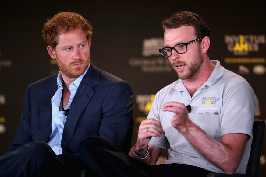 JJ Chalmers (rechts) glaubt, Harry wollte mit dem Rückzug Meghan schützen.