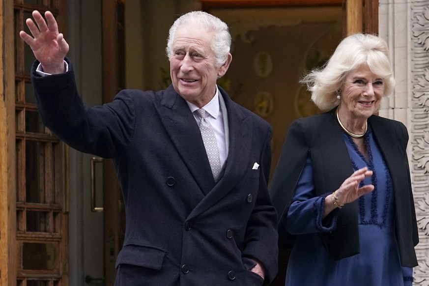 ARCHIV - 29.01.2024, Großbritannien, London: König Charles III. und Königin Camilla verlassen die Londoner Klinik, nachdem König Charles III. wegen einer vergrößerten Prostata behandelt wurde. Beim br ...