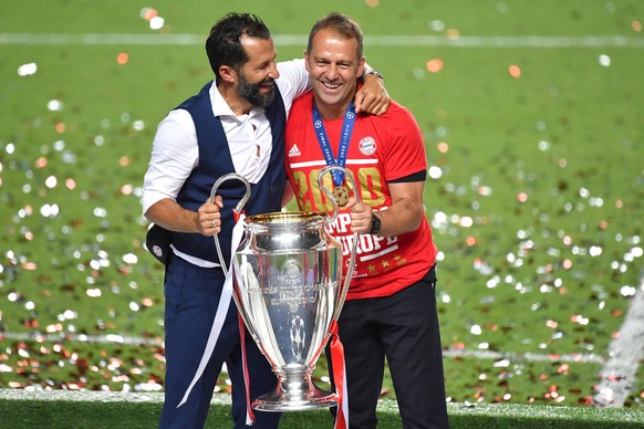 Fussball Champions League/ Finale/ Paris St. Germain - Bayern Muenchen 0-1 v.li:Hasan SALIHAMIDZIC Sportvorstand Bayern Muenchen, Hans Dieter Flick Hansi ,Trainer Bayern Muenchen mit Cup,Pokal,Trophae ...