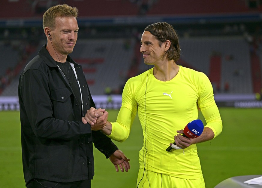 27.08.2022, Fussball 1. Bundesliga 2022/2023, 04.Spieltag, FC Bayern München - Borussia Mönchengladbach, in der Allianz-Arena München. Trainer Julian Nagelsmann li,FC Bayern München shakehands nach de ...