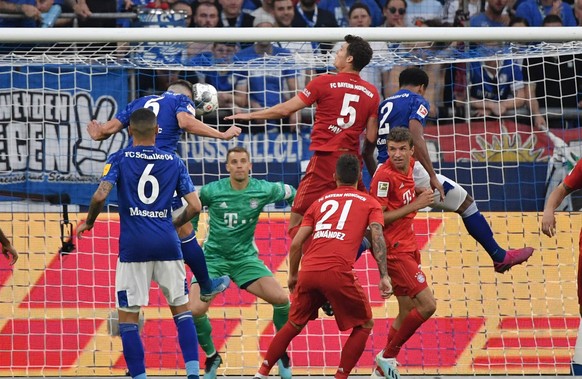 24.08.2019, Fussball GER, Saison 2019 2020, 1. Bundesliga, 2. Spieltag, FC Schalke 04 - FC Bayern Muenchen 0:3, Handspiel, Benjamin Pavard (FC Bayern Muenchen), mi., bekommt den Kopfball von Matija Na ...