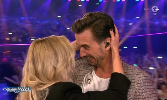 EMOTIONEN! Helene Fischer und Florian Silbereisen nehmen sich in den Arm.