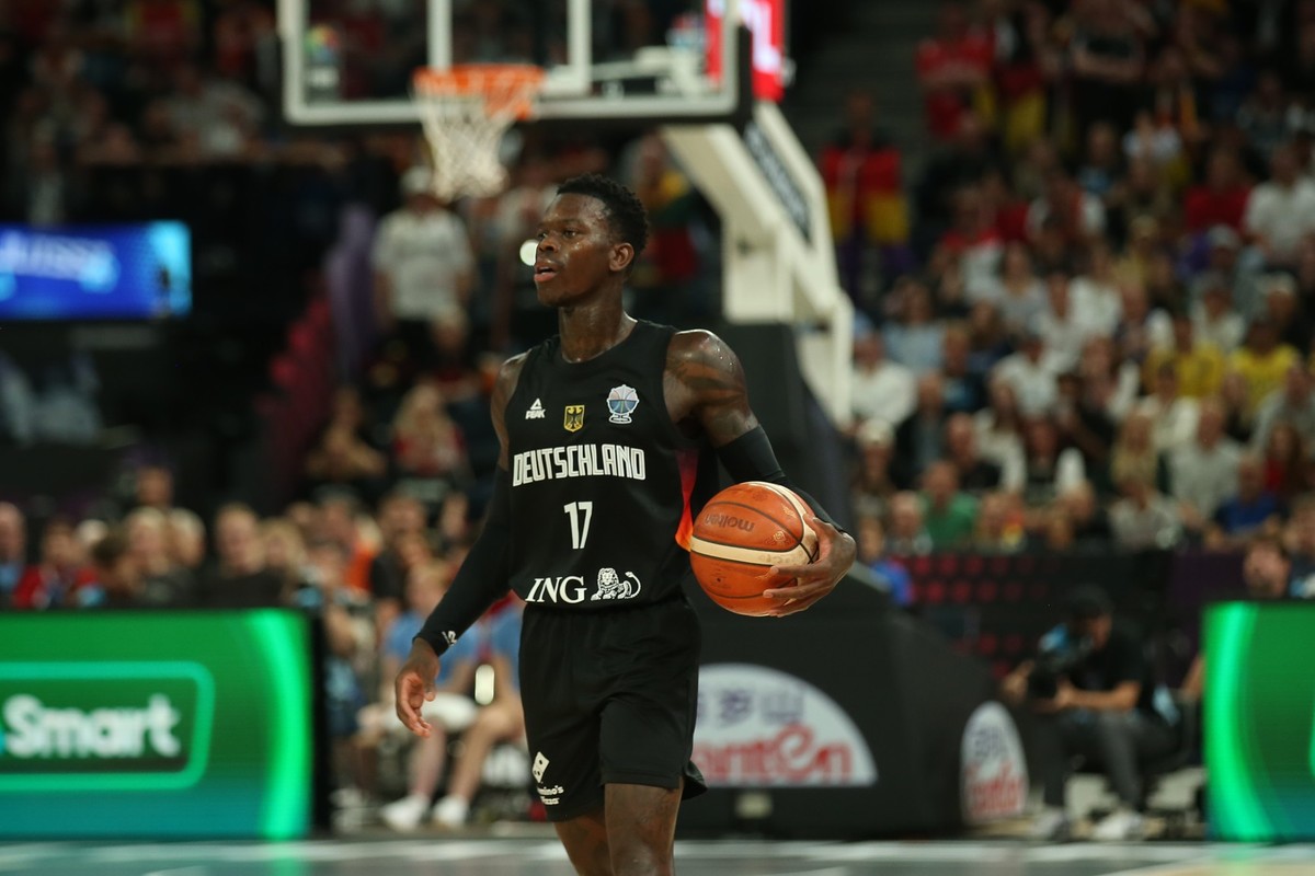 30.08.2025, Finnland, Tampere: Basketball: EM, Litauen - Deutschland, Vorrunde, Gruppe B, 3. Spieltag, Dennis Schröder (Deutschland, 17) mit Ball. (zu dpa: «Schröder berichtet von Affengeräuschen lita ...