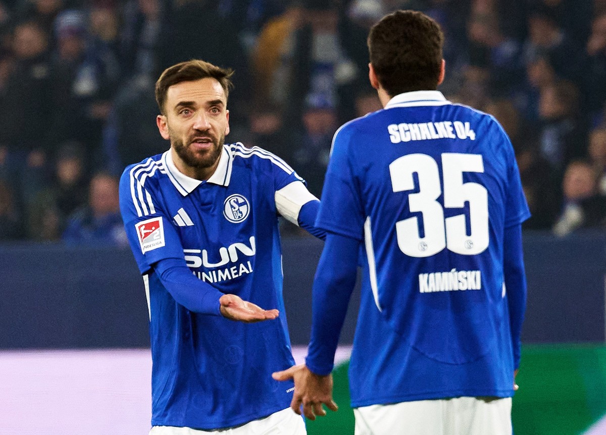01.02.2025, Nordrhein-Westfalen, Gelsenkirchen: Fußball: 2. Bundesliga, FC Schalke 04 - 1. FC Magdeburg, 20. Spieltag, Veltins Arena. Schalkes Spieler Kenan Karaman (l) und Marcin Kaminski diskutieren ...