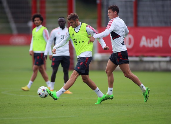 Munich, Alemania, 11 de septiembre de 2022: Fútbol, ​​hombres, temporada 2022/2023, Bayern Munich, Spinnerstraße, campos de entrenamiento, entrenamiento para Josip Stanisic, Bayern Munich l.  En la pelota aquí con Benjamin...