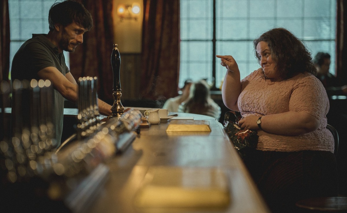 HANDOUT - 19.10.2022, ---: Richard Gadd als Donny und Jessica Gunning als Martha in einem Pub in einer Szene aus «Rentierbaby». Die Serie ist bei Netflix verfügbar. (zu dpa: ««Rentierbaby» bekommt Emm ...