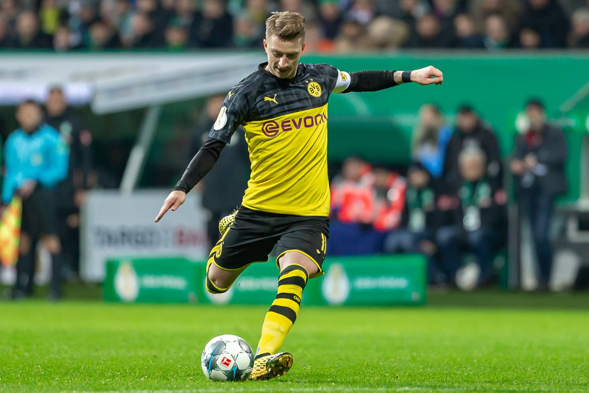 v.li.: Marco Reus Borussia Dortmund, BVB, 11 am Ball, Freisteller, Einzelbild, Ganzk�rper, Aktion, Action, Spielszene, DIE DFB-RICHTLINIEN UNTERSAGEN JEGLICHE NUTZUNG VON FOTOS ALS SEQUENZBILDER UND/O ...