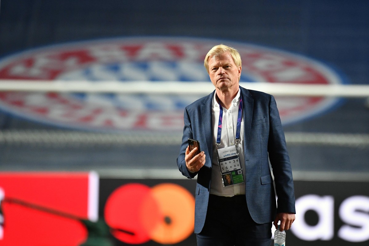 Fussball Champions League/ Finale/ Paris St. Germain - Bayern Muenchen 0-1 Oliver KAHN designierter Vorstandsvorsitzender FCB mit Smartphone auf dem Spielfeld. Fussball Champions League, Finale, Paris ...