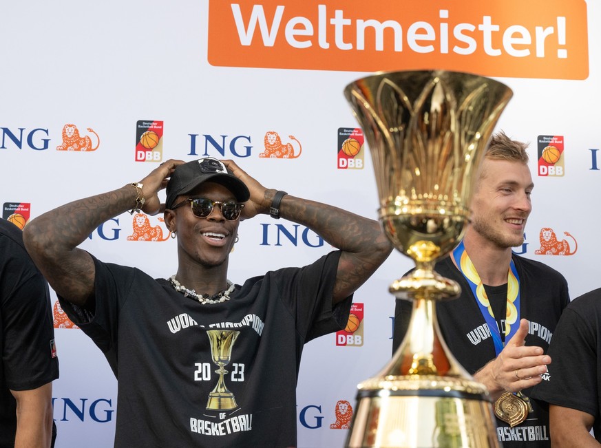 12.09.2023, Hessen, Frankfurt/Main: Dennis Schröder, Kapitän der Basketball-Nationalmannschaft, steht beim Empfang neben dem Pokal. Die deutschen Basketballer sind nach ihrem sensationellen WM-Gewinn  ...